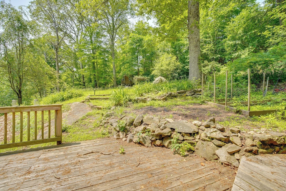 Walk to Putnam Lake: Updated Home w/ Deck