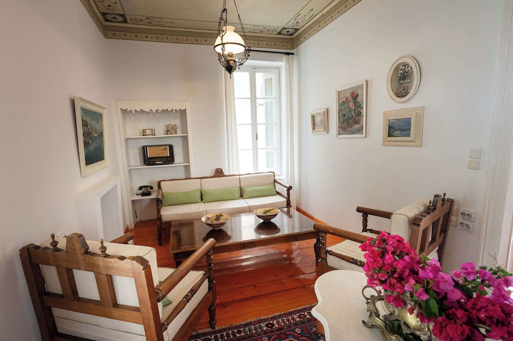 Akanthos Poros Chic Seaside Retreat Built in 1904