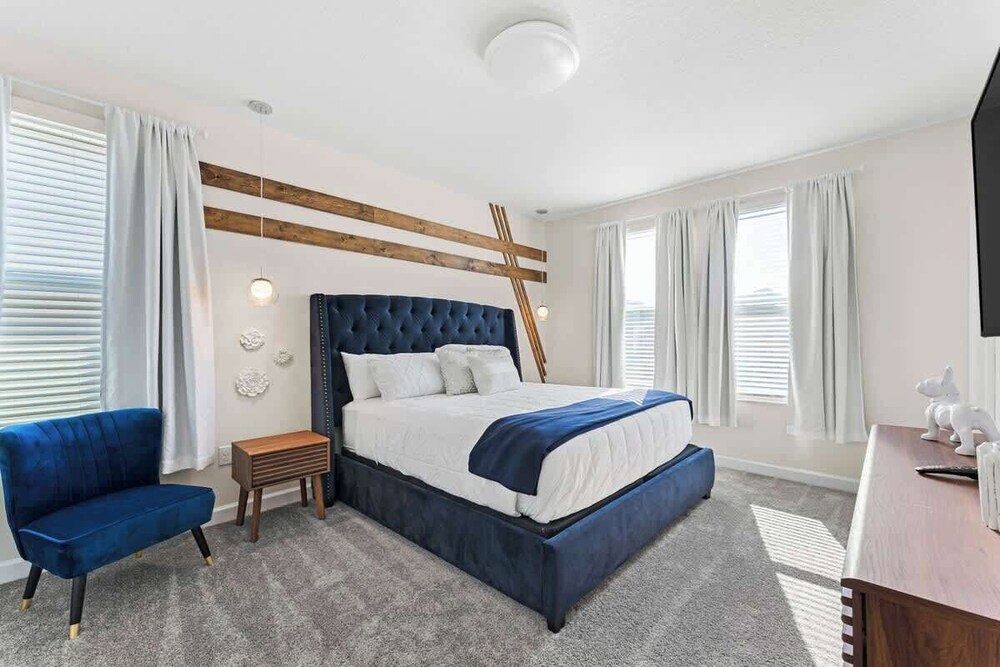 Sophisticated 6BR at Storey Lake
