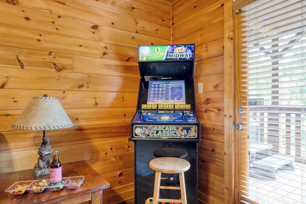 Triple Mountain View by Avantstay: Hot Tub, Game Room & Stunning Smoky Mountain Views