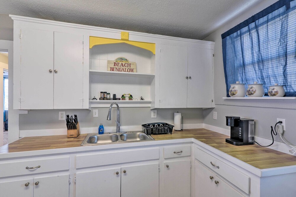Walk to Beach: Breezy Galveston Apt w/ Deck! view 3
