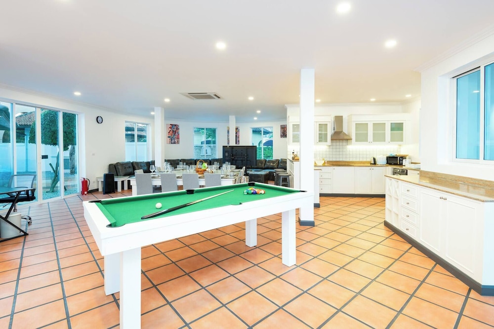 Luxury 4BR Private 425sqm Party Pool Villa
