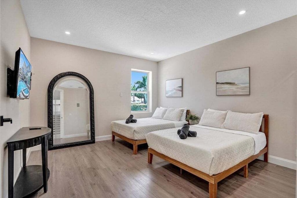 6br Elegant Hollywood Lakes Mansion W/ Pool & Spa 6 Bedroom Home