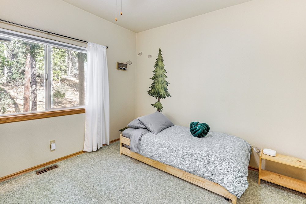 Swim, Hike, Ski & Unwind: Lake Arrowhead Retreat!