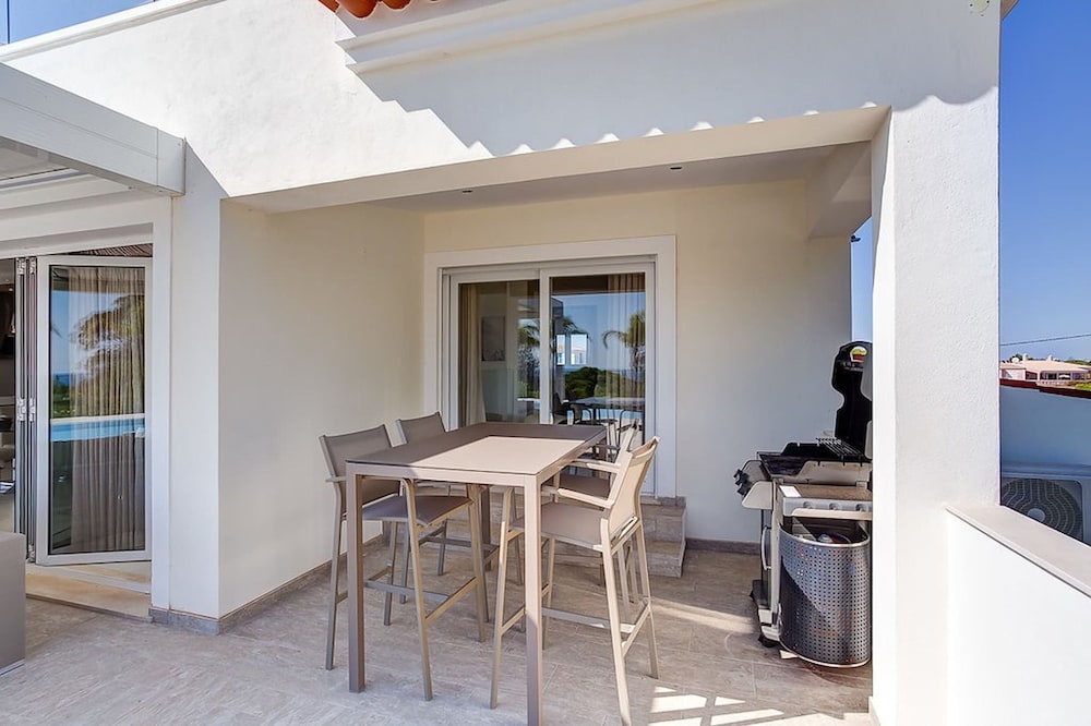 Goldeneye Luxury 6 Bedroom Villa With Infinity P