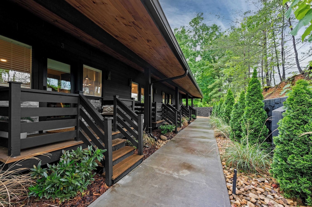 Arcade, Playground, Indoor Pool, Hot Tub, Firepit Minutes From Dollywood & National Parks 2 Firefly Mountain Suites by Avantstay