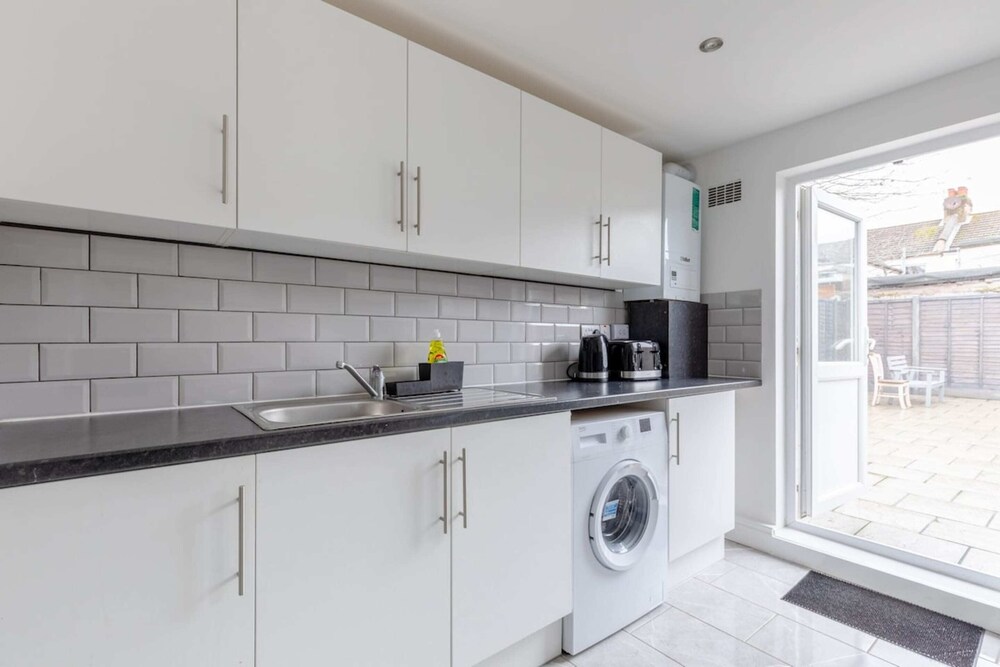 Spacious & Newly Renovated 4BD House East Ham!