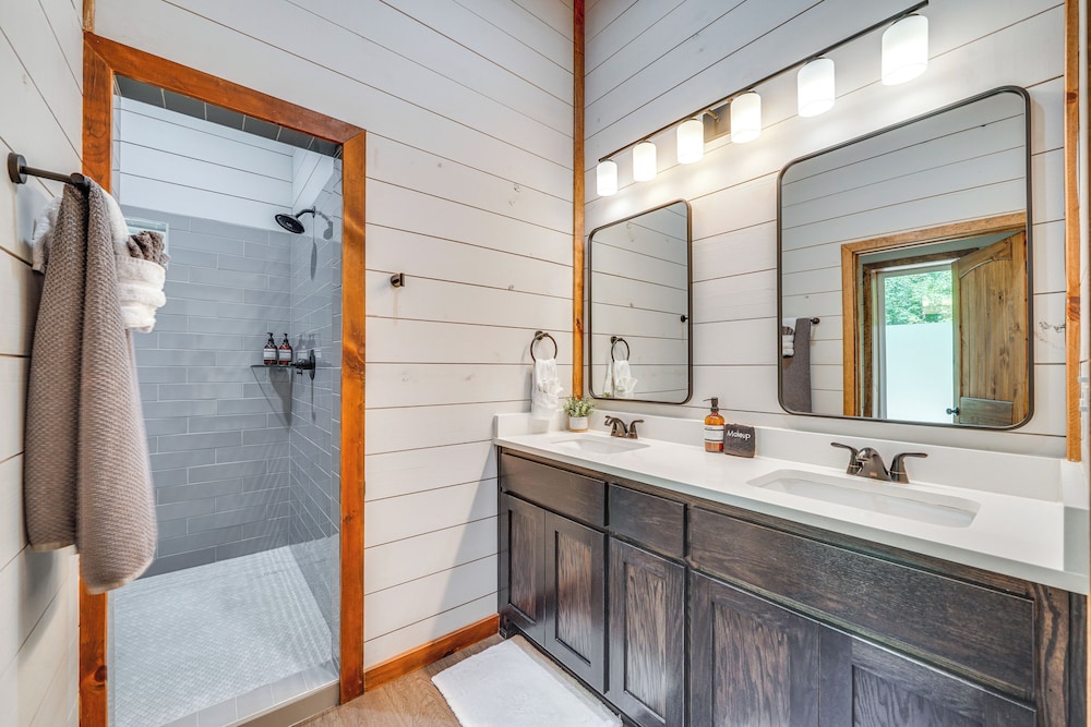 Creekside Cabin w/ Views & Hot Tub in Broken Bow