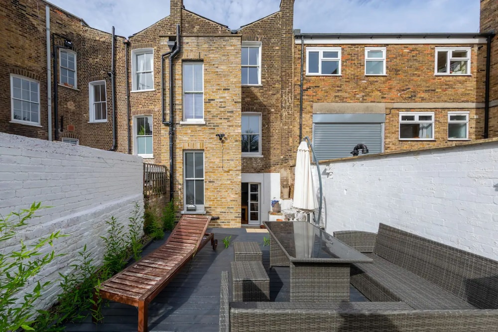 Stylish 2 Bedroom Home in Islington With Garden