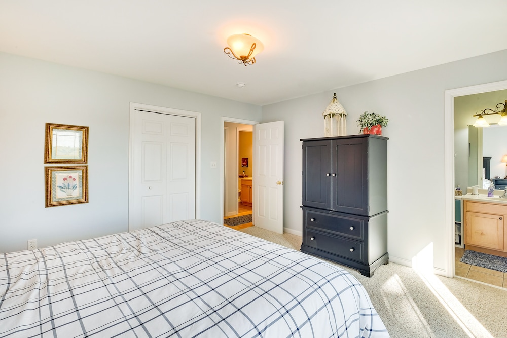 Cozy Cottage in Taylorsville: Hot Tub & Lake Views view 5