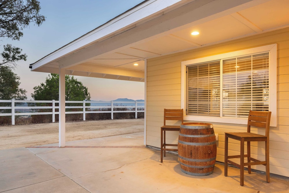Wine Country Retreat Gorgeous Views, Minutes to Wineries