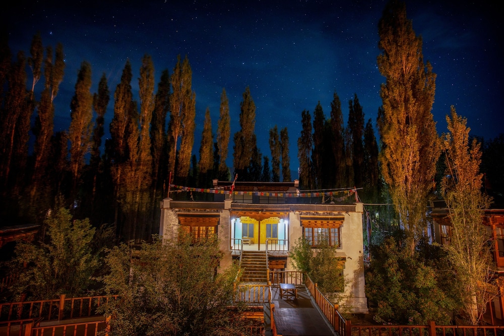 Lha - Ri - Sa Resort