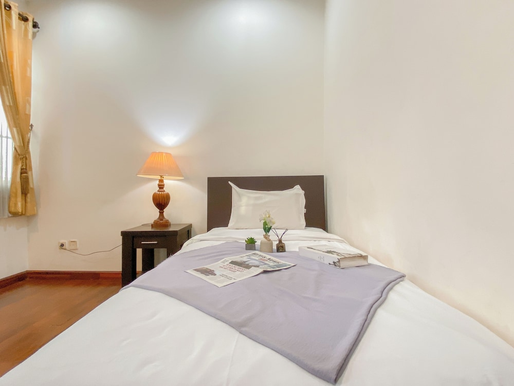 Spacious 2Br With Mall Access At Bellezza Apartment