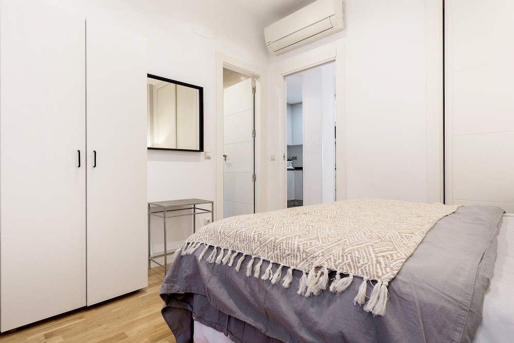 Bright 2 Bd Apartment in Front of Retiro Park Retiro II