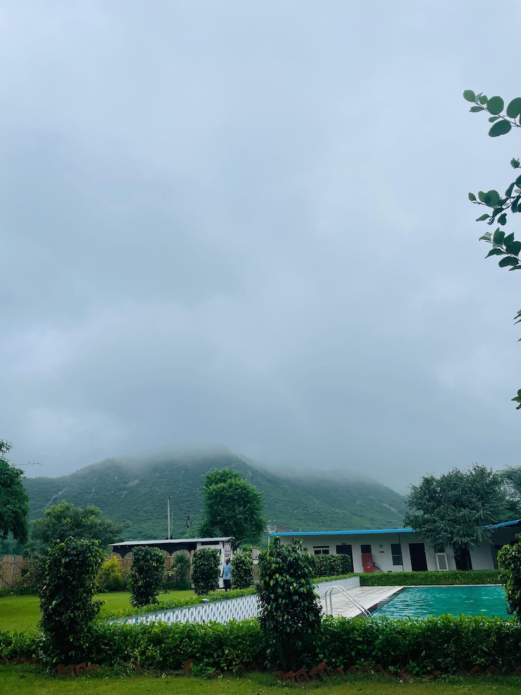 THE HILL VIEW - SWIMMING POOL & RESORT