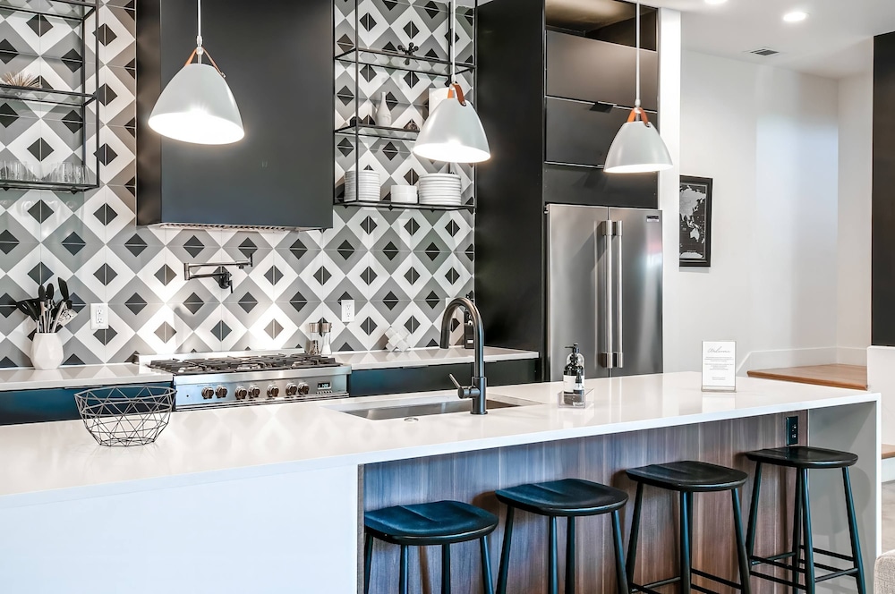 NEW 24 Guests 2 Rooftop Decks Near Downtown
