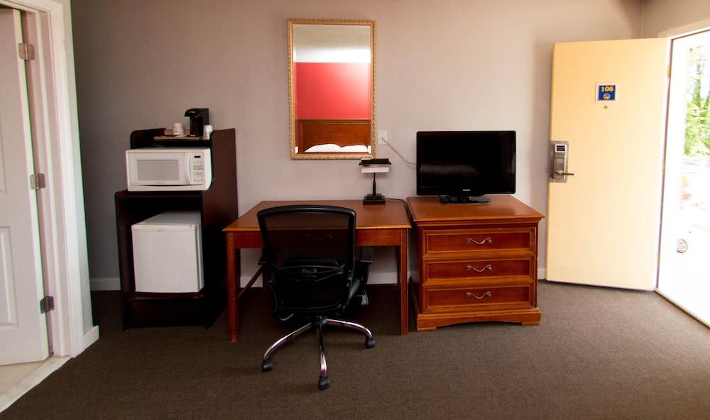 Scottish Inn and Suites
