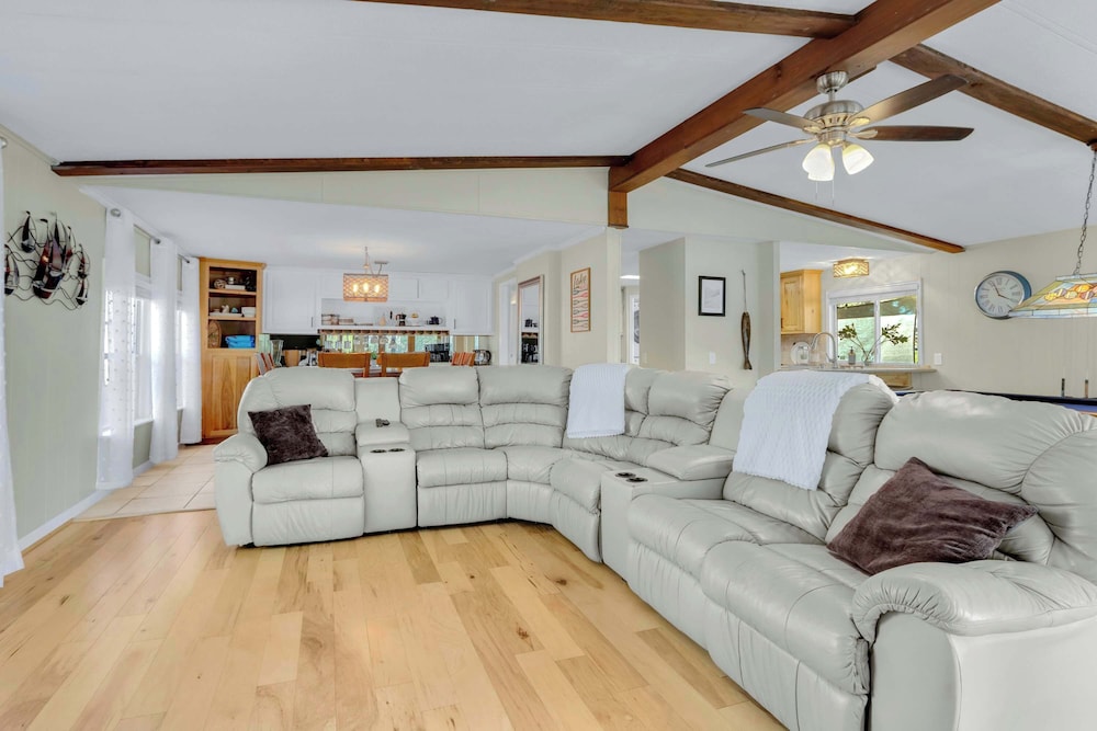 Beautiful and Relaxing Lakefront Getaway