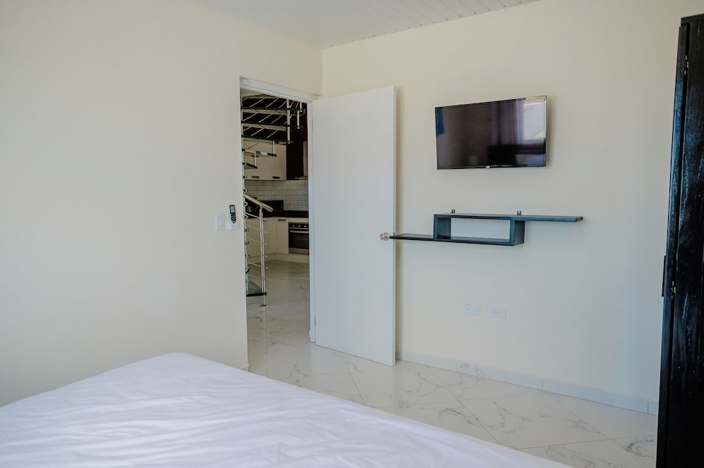 Spacious 4-bedroom Apartment 2 km From Eagle Beach - Dream Suites Aruba