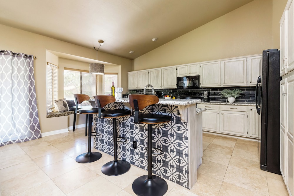 Scottsdale Oasis- Pool - Game Room - Putting Green