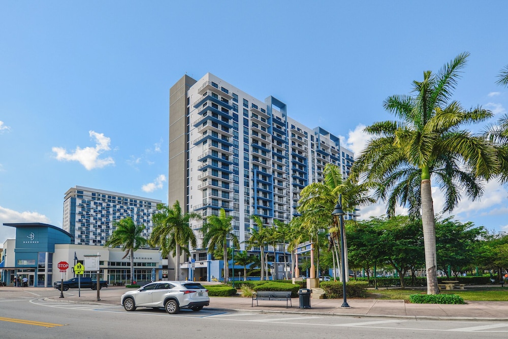 Downtown Doral Condo w-Free Parking