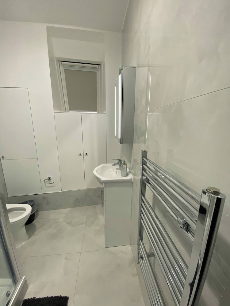 Charming Beckenham Apartment With Private Balcony