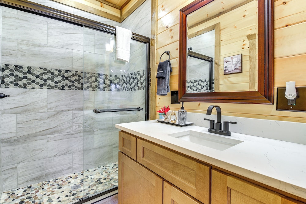 Hot Tub & Spectacular Views: Sevierville Cabin