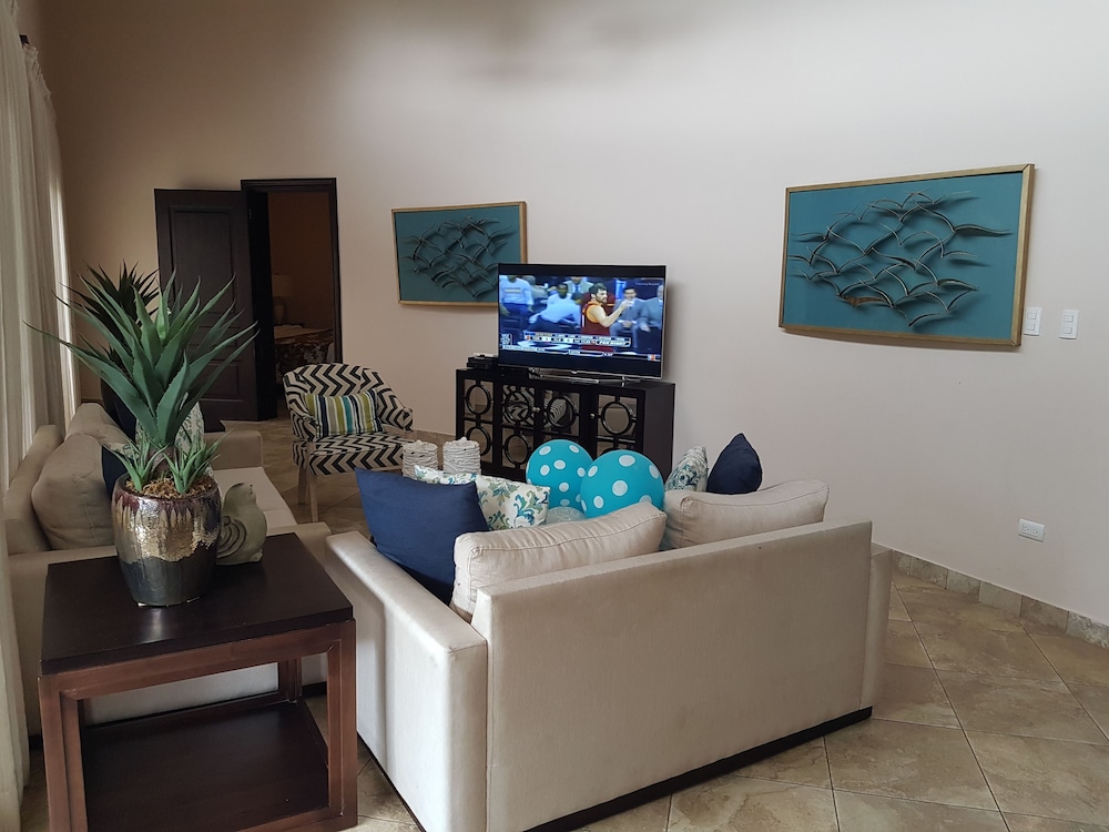 New six bedroom with BBQ and large pool