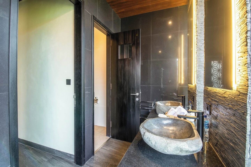 Exquisite 5BR Villa: Premier Luxury in Seminyak