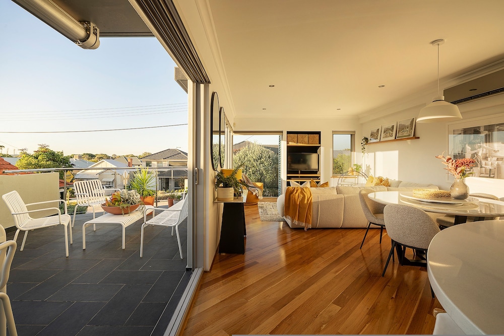 Designer Luxury 3brd - Epic Views - South Perth