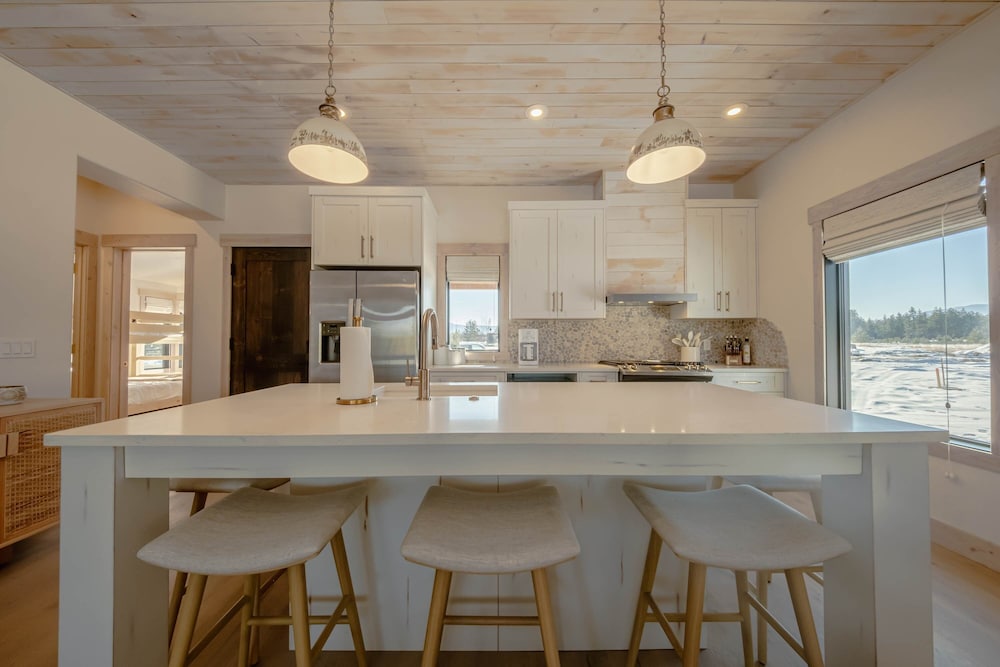 Wilderness Club Nest Modern Cabin Retreat for 9 w/ Hot Tub
