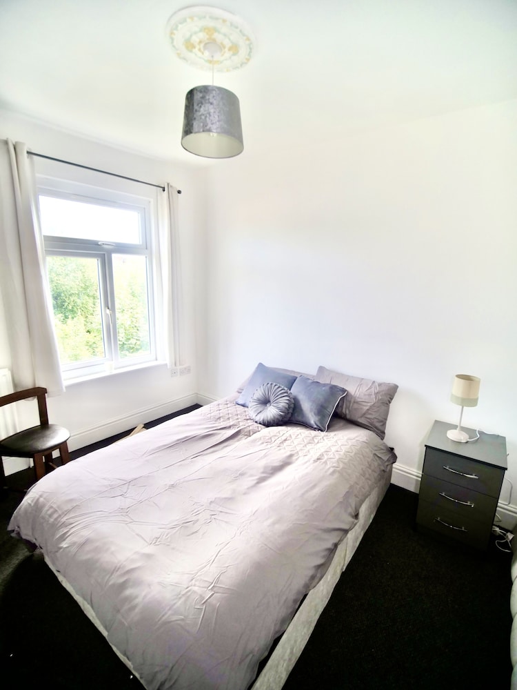 Lovely 6 bed Property Located Within Dudley view 5