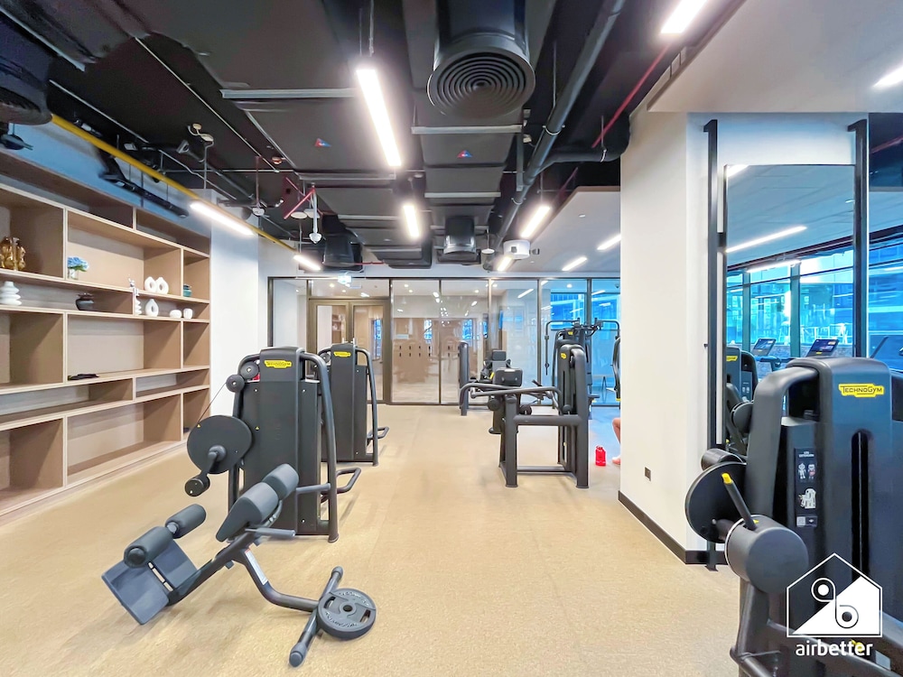 Luxurious 3BR Canal View Apartment Pool + Gym