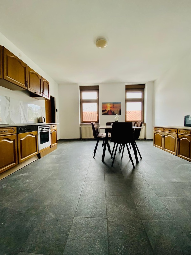 Spacious 4BR for 15 & 15 Min to Danube