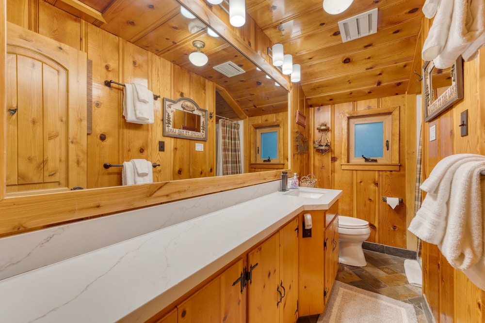 Lakefront Haven by Avantstay Minutes to Ski Resorts Private Dock Boat