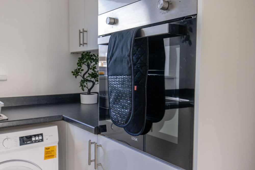Modern 3 Bed House-free Parking