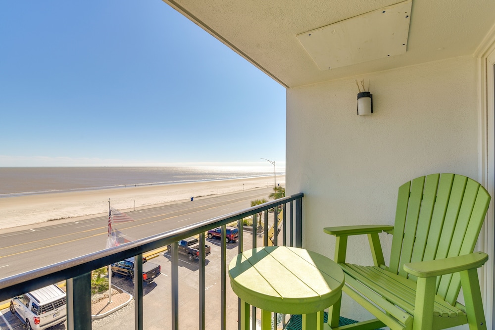 Galveston Beachfront Condo: Balcony & Pool Access!