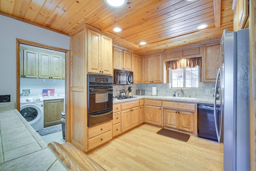 Big Bear Lake Cabin w/ Hot Tub & Gas Fire Pit! view 5