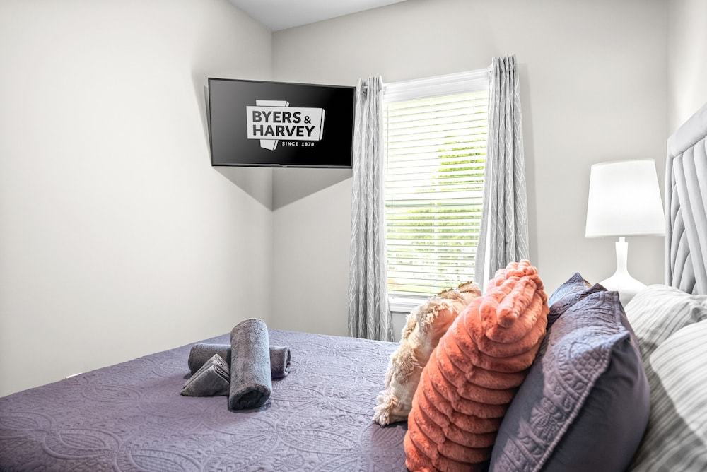 Adam's Downtown Retreat w/ Rooftop Access