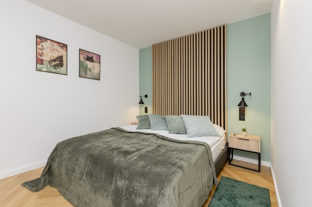 Al. Solidarności Apartment by Renters view 3