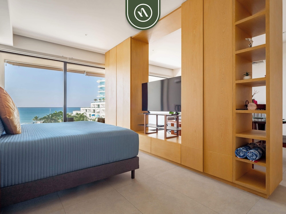 Oceanview 1 BR Condo - Private Beach - Pools
