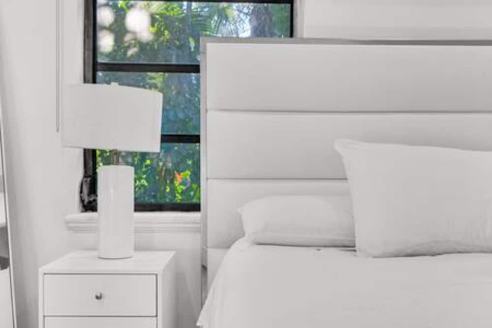 1720 Wa Kee 2A Luxurious 4BR 3BA Retreat in Coconut Grove w Pool