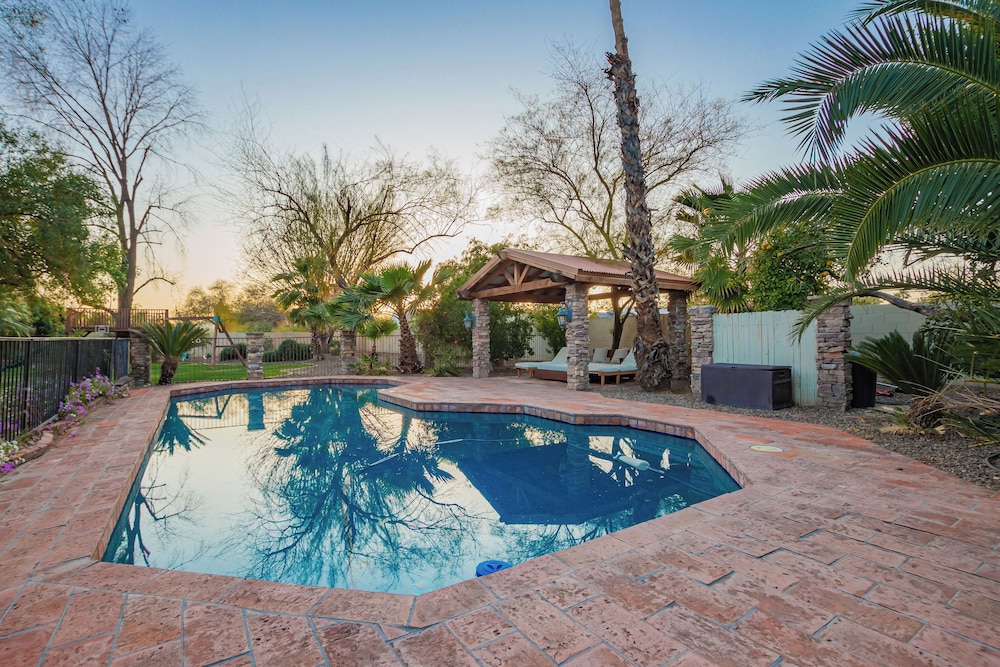 Private Paradise Valley Oasis: Hot Tub, Large Yard
