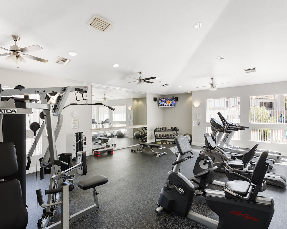 Solace - Community Pool & Gym -walk to Restaurants