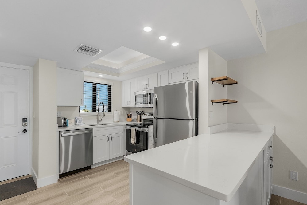 Seaside 209: Oceanview 2br/2ba Condo With Pool, Steps To Beach 2 Bedroom Condo