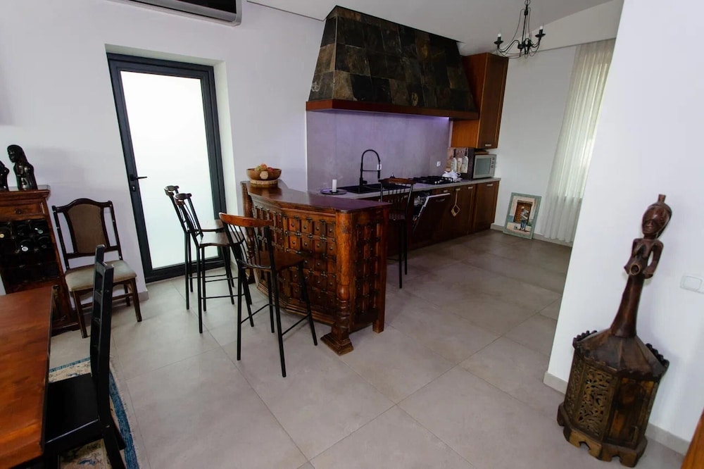 4 Bed Villa Estate Sleeps 7 - Pool, Garden, Sauna