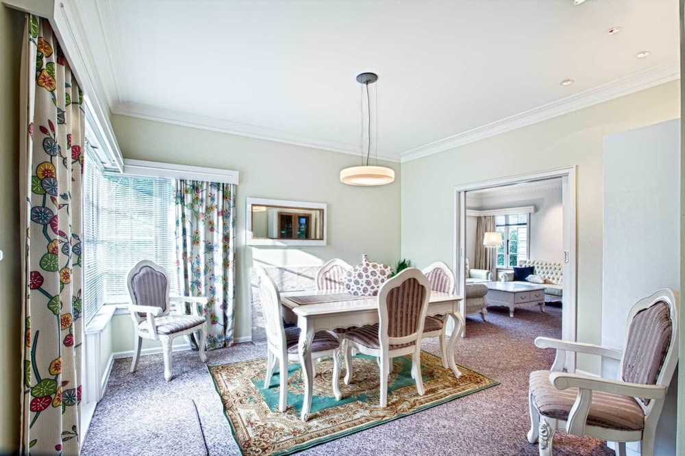 200 Riccarton Holiday House