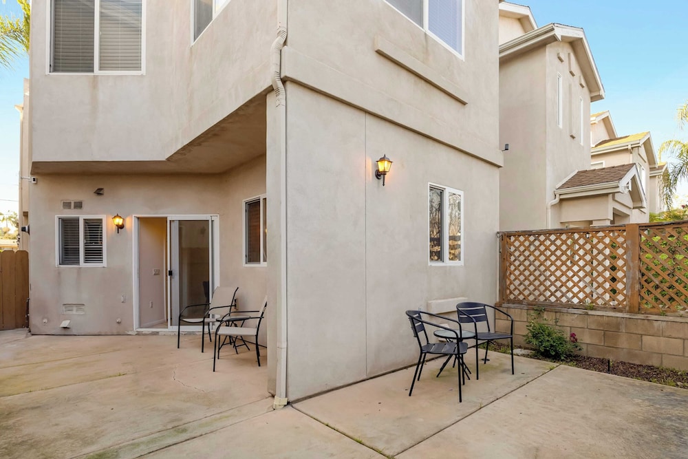 Walk to Dining, Mission + Pacific Beach, and Bars/nightlife Private Backyard