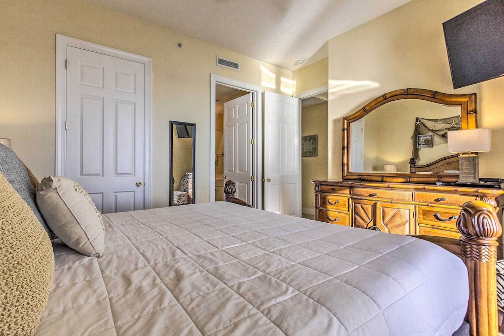 Beachfront Condo w/ Resort Amenities & Ocean Views
