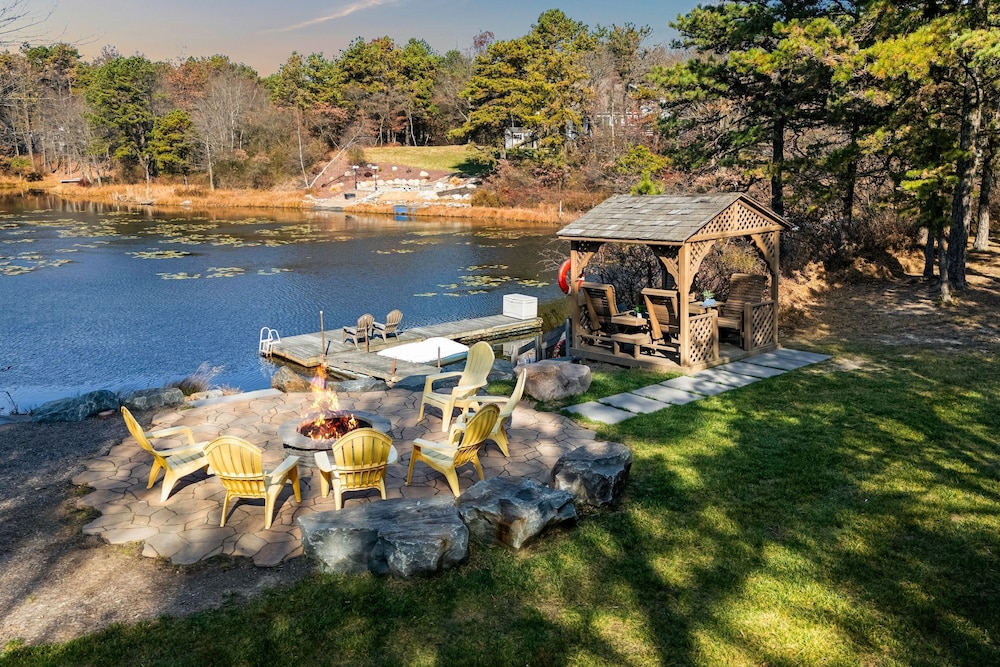 Deer Haven Cabin by Avantstay Waterfront Dock Firepit